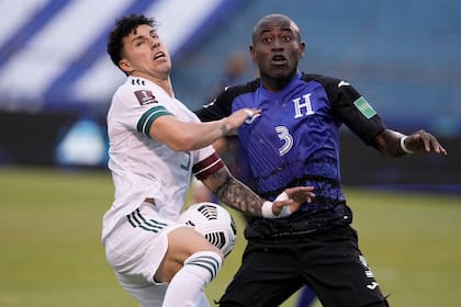 Jorge Sánchez y Wesly Decas luchan por la pelota en el partido jugado en San Pedro Sula.