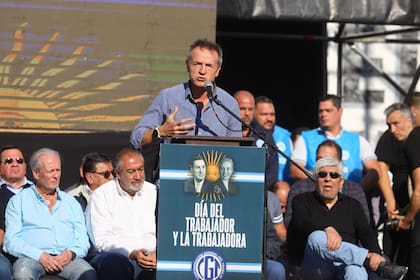 Jorge Sola, en el atril, el 1° de mayo de 2023; atrás, tres históricos: Andrés Rodríguez, Héctor Daer y Hugo Moyano