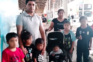 Perdieron todo en el temporal de Bahía Blanca y están durmiendo en una terminal con seis niños