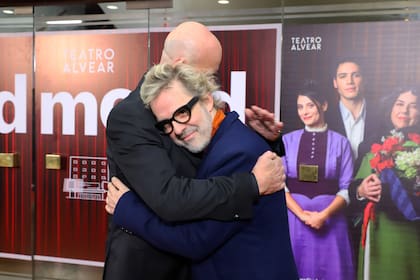 Jorge Telerman a puro abrazo con el comediante Mex Urtizberea