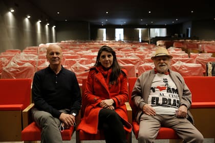 Jorge Telerman junto a María Denti y Roberto Gutiérrez, dos de los vecinos impulsores de la reapertura de la sala
