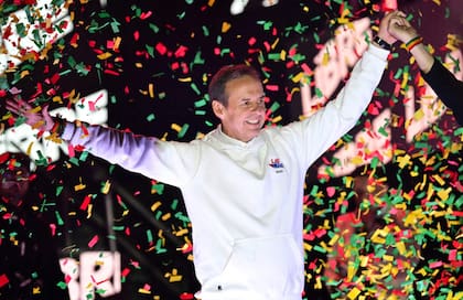 Jorge "Tuto" Quiroga saluda a sus seguidores en el acto de cierre de campaña en La Paz