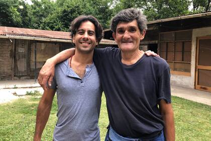 Jorge Vega junto a Darío, que vivió años en situación de calle y gracias al acompañamiento de la fundación pudo salir adelante.