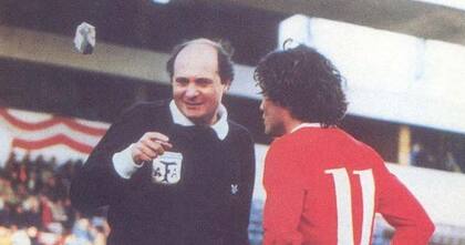 Jorge Vigliano hablando con un futbolista de Independiente y se observa el proyectil que luego golpeó en su cabeza.