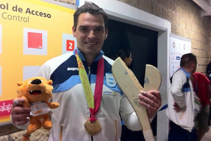 Jorge Villegas le regaló la paleta partida al Secretario de Deportes, Claudio Morresi