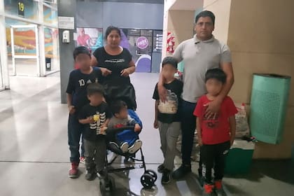 Jorge y Berenice junto a Máximo (11), Tián (9), Yhutiel (6), Franchesca (5), Genaro (3) y Paul (un año y tres meses)