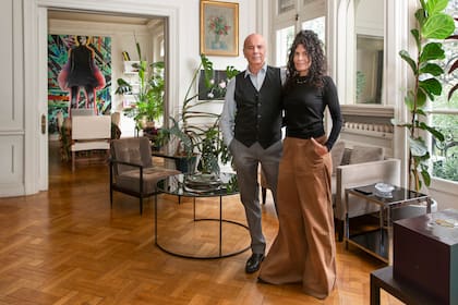 Jorge y Cynthia, en el living del departamento que comparten desde hace cinco años y que refleja el gusto de la pareja por la cultura y el arte.