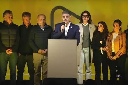 Jorge y Mauricio Macri, en el búnker del Pro tras la derrota en las elecciones legislativas porteñas