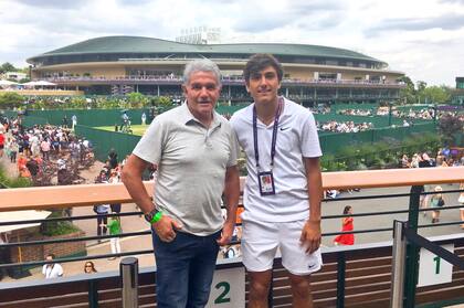 Jorge y Román Burruchaga en Wimbledon, en 2019, cuando Román compitió en el cuadro de juniors