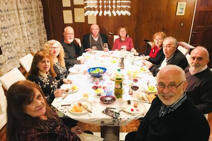 Jorge y Silvia, al frente, junta a Betty, Api, Leo, Angel, Ida, Suzy, Jorge y Tato (de izq. a der.)