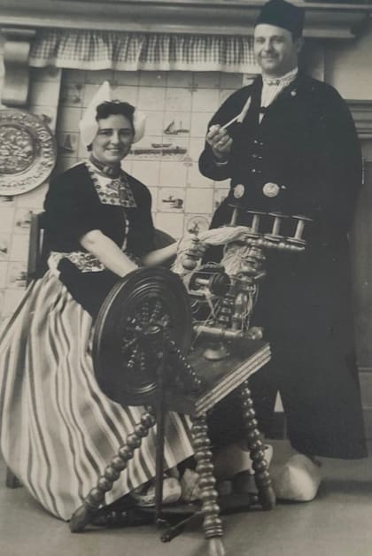 Jorge y su esposa en Holanda, 1958, con vestimenta tradicional de Ámsterdam