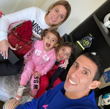 Jorgelina Cardoso y Ángel Di María con sus hijas Pía y Mía