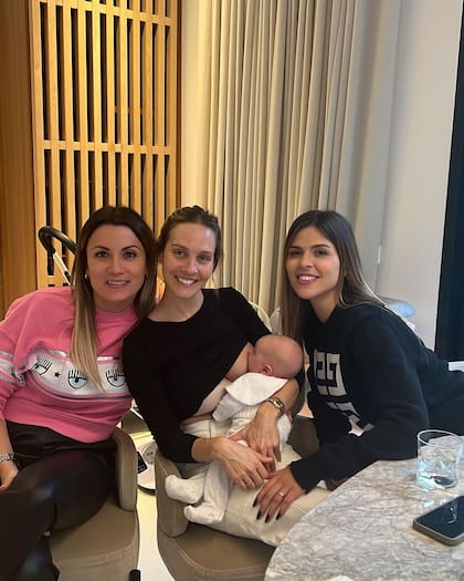 Jorgelina Cardozo, Magui Alcacer y Camila Galante junto a la pequeña Emilia
