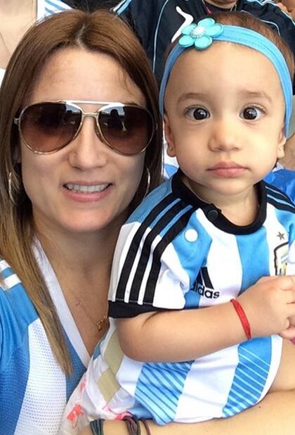 Jorgelina, con su pequeña Mía, las dos fans preferidas de Di María