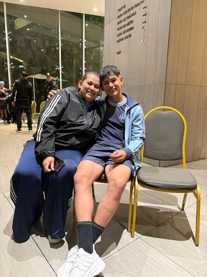 Jorgelina y Julio Soler, juntos en la concentración argentina en Chile; el defensor fue tentado por Paraguay, el país de su madre, pero eligió jugar por Argentina.