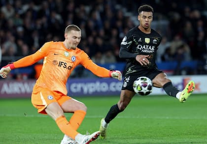 Jörgensen, el arquero no dio seguridad a Chelsea, despeja ante la presión de Doué