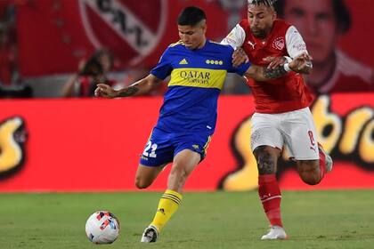 Jorman Campuzano aguanta ante la marca de Batallini, en el encuentro entre Independiente y Boca; el colombiano había arrancado con el mejor perfil para Battaglila, pero...