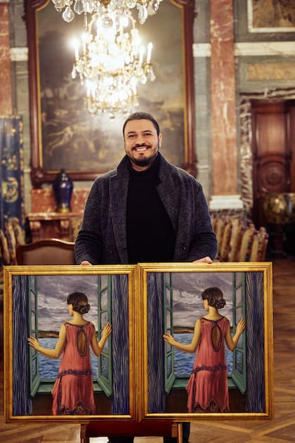 Jorman Gutiérrez con las dos versiones del cuadro que realizó para la obra, y que imitan otro real de Dalí