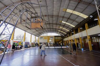 Jornada de las PASO en Mendoza. Exterior de la Escuela 1-108 Dr. Julio Lemos, de Godoy Cruz