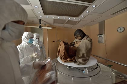 Jornada de trabajo para reemplazar a uno de los niños y exponer a La Doncella en la sala Llullaillaco