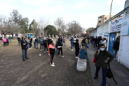 Jornada de votación de las PASO. en la Escuela Nº 13 "Armada Argentina" en Fuerte Apache
