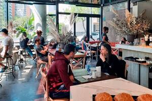 Lejos de Palermo, crece un polo foodie con identidad de barrio