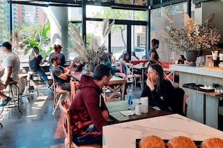 Lejos de Palermo, crece un polo foodie con identidad de barrio