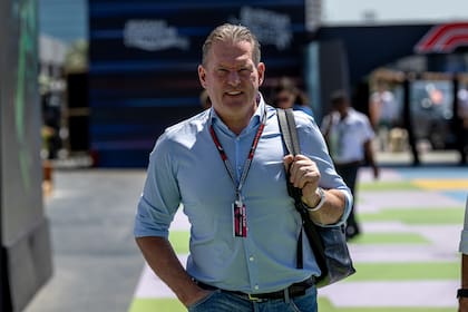 Jos Vertappen en los boxes de un circuito de Fórmula 1, una imagen que se repite cada vez que su hijo corre una carrera