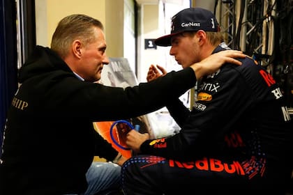 Jos y Max Verstappen: el padre del tricampeón del mundo es apuntado como posible facilitador de material periodístico para que se desatara el estallido en Red Bull, ya que está en tensión con Horner.