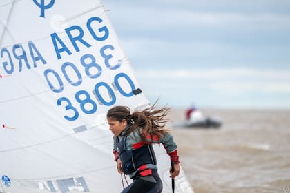 Joscelyn comenzó a practicar vela a los 7 años y ahora tiene 12