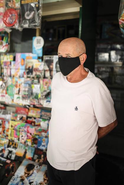 José (64) ¿Qué es lo que más te gusta de ser canillita? “Me conozco a toda la gente del barrio y eso me gusta”.