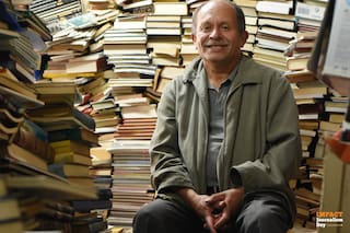El Señor de los Libros: los recupera de la basura y los reparte