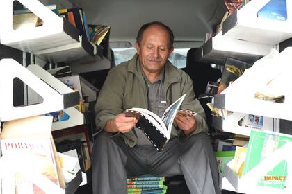 José Alberto Gutiérrez recorre el país acercando la lectura a zonas rurales aisladas y a los barrios más vulnerables