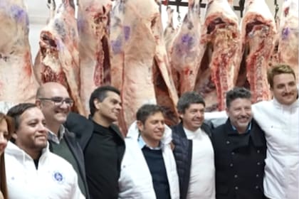 José Alejandro Benseny, el segundo de izquierda a derecha, durante la foto con el gobernador Kicillof