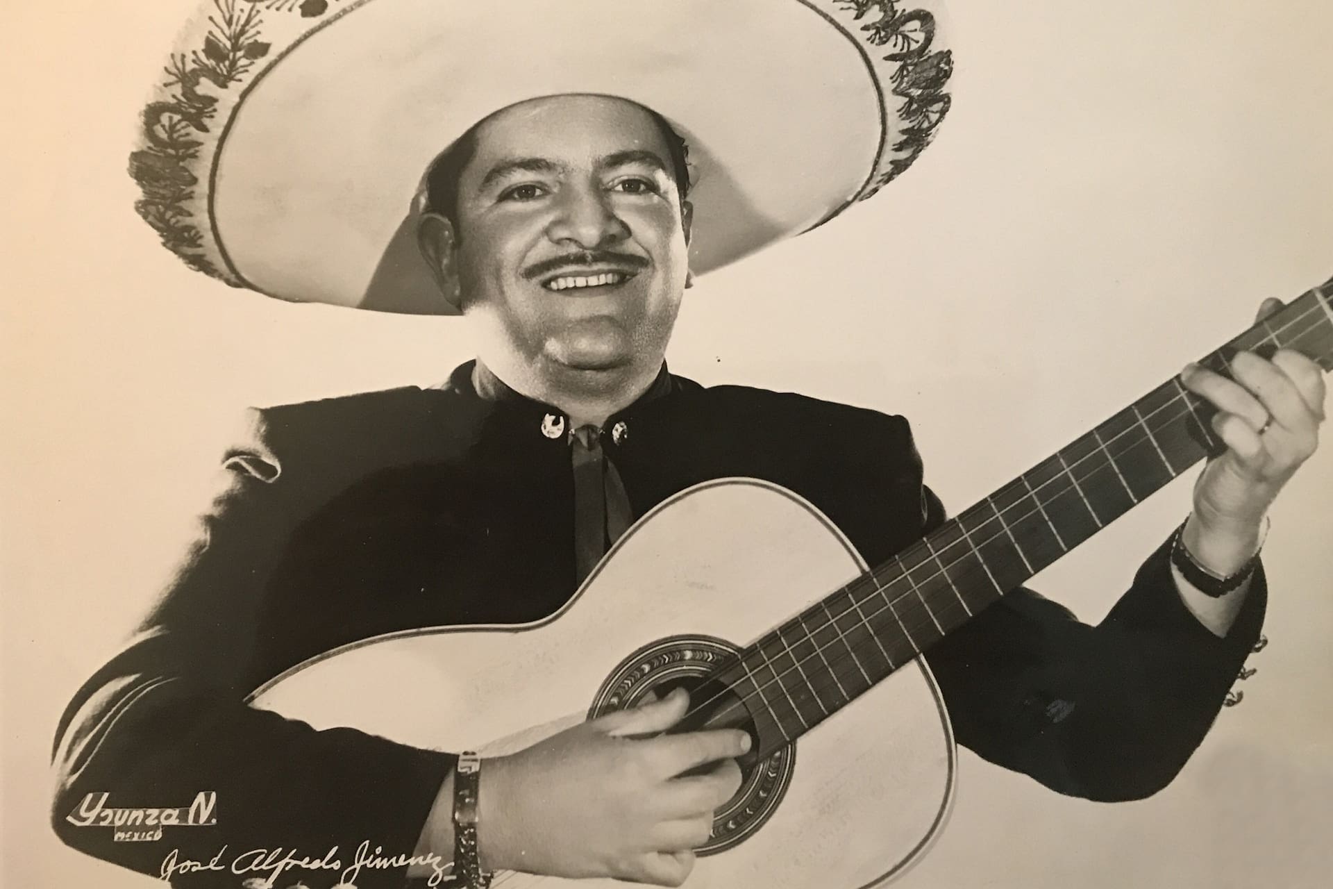 El hombre que jamás tocó un instrumento y compuso los mejores boleros - LA NACION