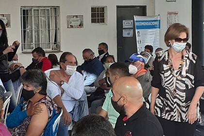 José Alperovich y Beatriz Rojkés recibieron la vacuna contra la covid-19 en el hipódromo