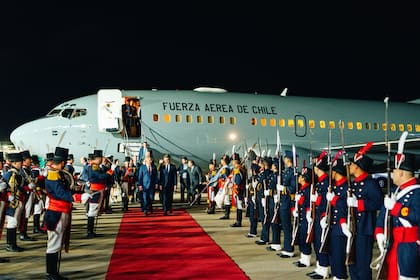 José Antonio Kast llegó al país el domingo por la noche y fue recibido con honores por los Granaderos y el secretario de Relaciones Económicas Internacionales, embajador Fernando Brun