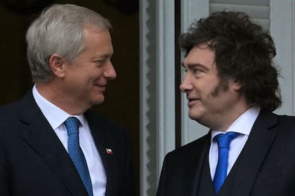 Jose Antonio Kast y Javier Milei, en el balcón de la Casa Rosada