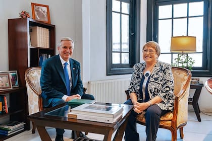 José Antonio Kast y Michelle Bachelet en una reunión en Santiago (Archivo)