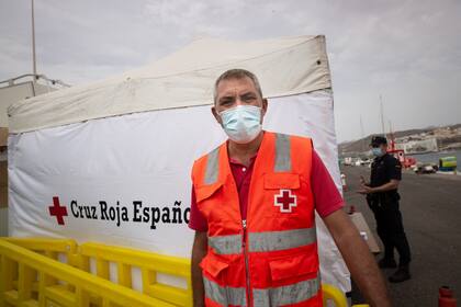 José Antonio Verona, jefe de la Cruz Roja Española para la respuesta inmediata a los migrantes, habla durante una entrevista con AFP en las Islas Canarias españolas el 16 de septiembre de 2020