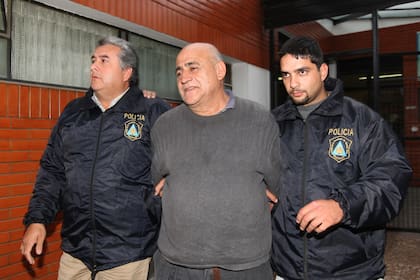 José Arce es trasladado desde la DDI de Campana a su lugar de detención, el 21 de abril de 2009