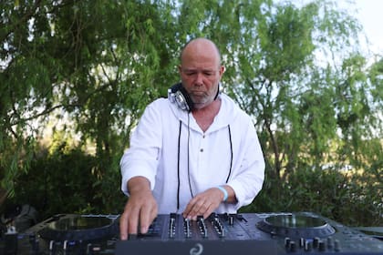 José Arocena más conocido como Jaroc concentrado durante "su momento" de conexión con la música