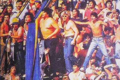 José Barrita, de gafas negras, en la tribuna de Boca; fue el jefe de la barra brava durante los 80 y los 90