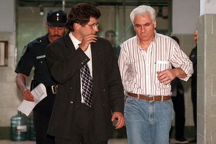 José Barrita, junto con su abogado, al retirarse de un dependencia policial; fue en diciembre de 1998, antes de caer en prisión