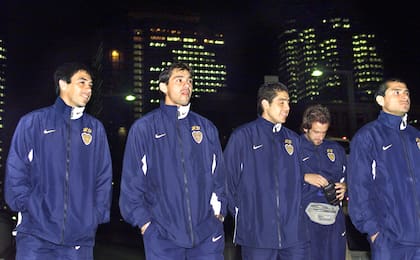José Pasualdo, Christian Traverso, Juan Roman Riquelme, Fernando Pandolfi and Marcelo Delgado, walking through the streets of the Shinjuku neighbourhood, on November 22, 2000