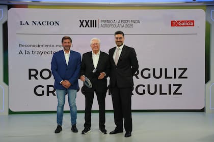 José Borrajo (a la izquierda), gerente de Segmentos Mayoristas de Galicia, entregó el reconocimiento a Ronald Marguliz