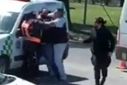 José C. Paz: un hombre atacó con un matafuego a los agentes de tránsito que lo multaron por cometer una infracción