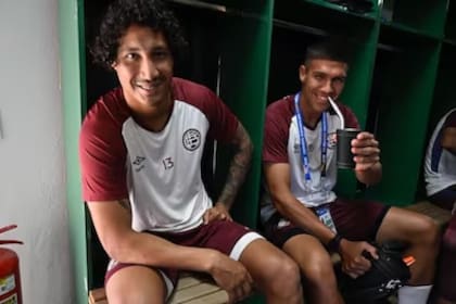 José Canale y Ronaldo Dejesús, tereré en mano, en el vestuario del estadio de Rubio Ñú, donde Lanús se entrenó en Asunción para la final de la Copa Sudamericana