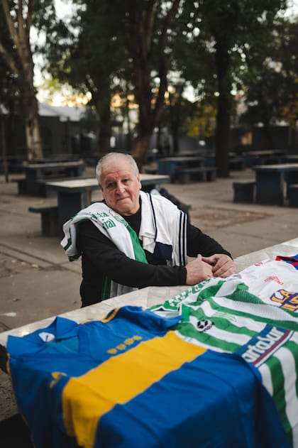 José “Chiqui” Úbeda, en Santos Lugares, el barrio donde creció, junto a las camisetas de los clubes en los que jugó a lo largo de su carrera.
