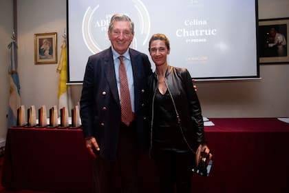 José Claudio Escribano, junto a la periodista de LA NACION Celina Chatruc, ganadora del primer puesto de la categoría Cultura e  Historia.